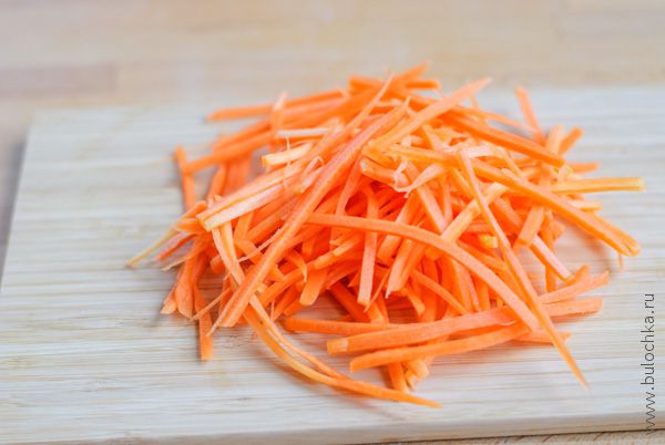 Шинкуем морковь с помощью специальной тёрки