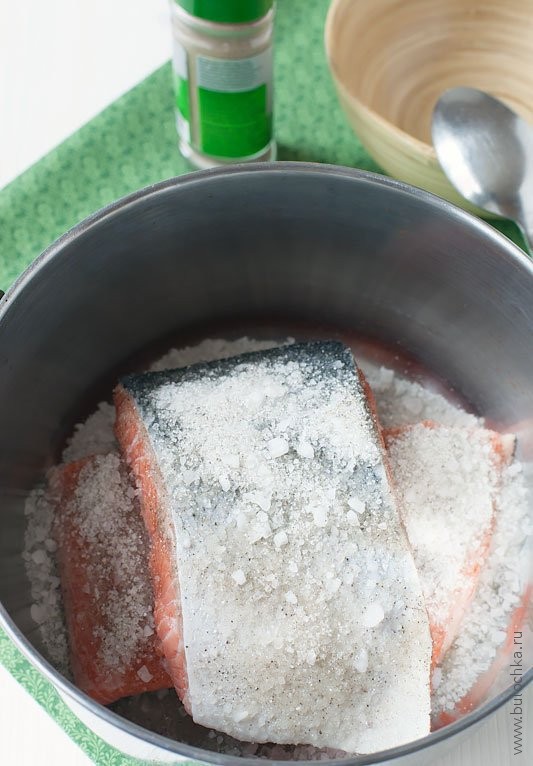 Укладываем второй кусок рыбы в чашку для засолки и пересыпаем посолочной смесью