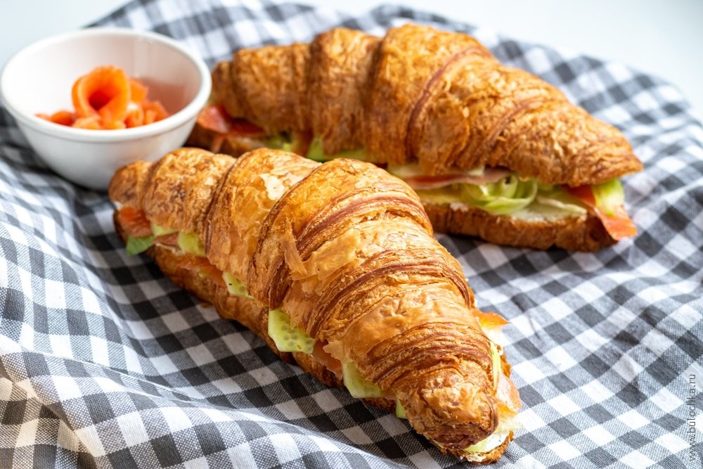 Круассан с сёмгой и сливочным сыром
