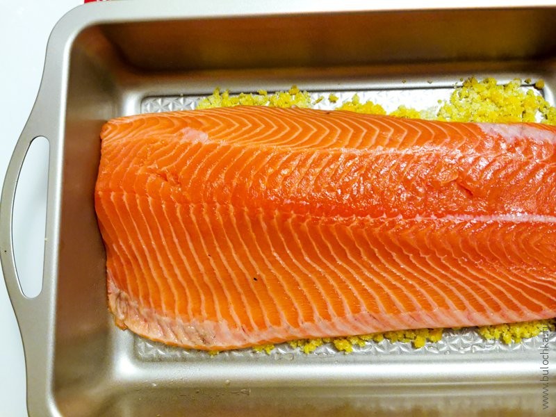 Как засолить красную рыбу в домашних условиях — сверху выкладываем филе рыбы