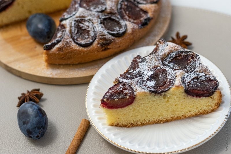 Сливовый пирог — посыпаем сахарной пудрой и сервируем