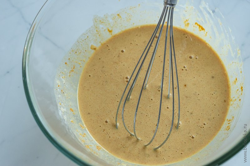 Индейка с помидорами и сыром — добавляем в соус мелконарезанный чеснок