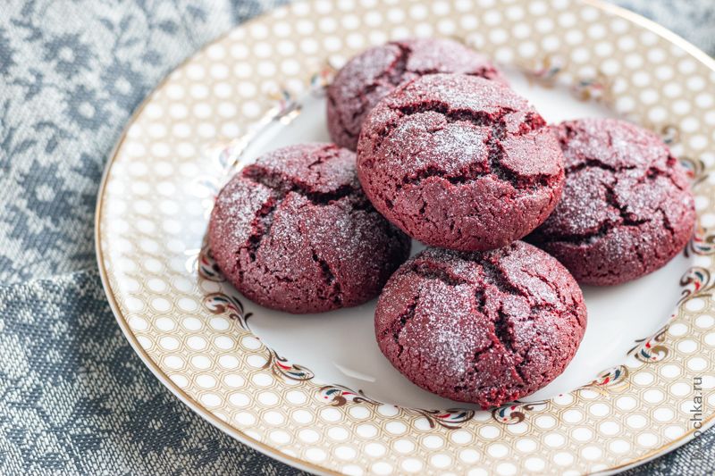 Печенье красный бархат — слегка посыпаем сахарной пудрой при подаче