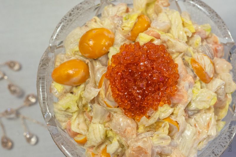 Вариант сервировки салата — Салат «Морская жемчужина» с креветками, икрой и красной рыбой