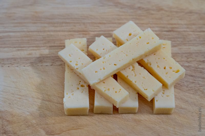 Сыр нарезаем брусками — Картофель с индейкой, беконом и сыром