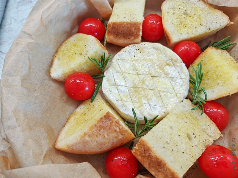 Запечённый Камамбер с чесночным маслом, розмарином и черри – простой и быстрый рецепт вкусной закуски за 30 минут - Подготовительный этап