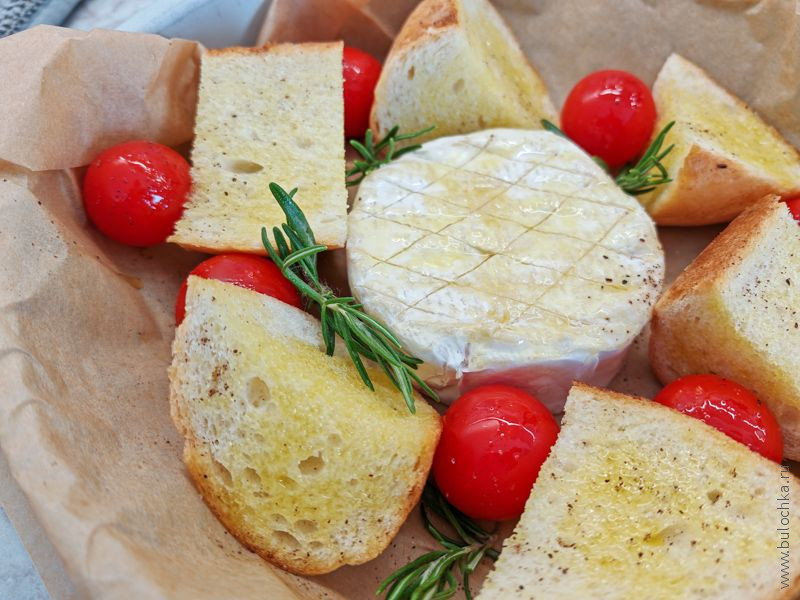 Запечённый Камамбер с чесночным маслом, розмарином и черри – простой и быстрый рецепт вкусной закуски за 30 минут - Перед запеканием в духовке