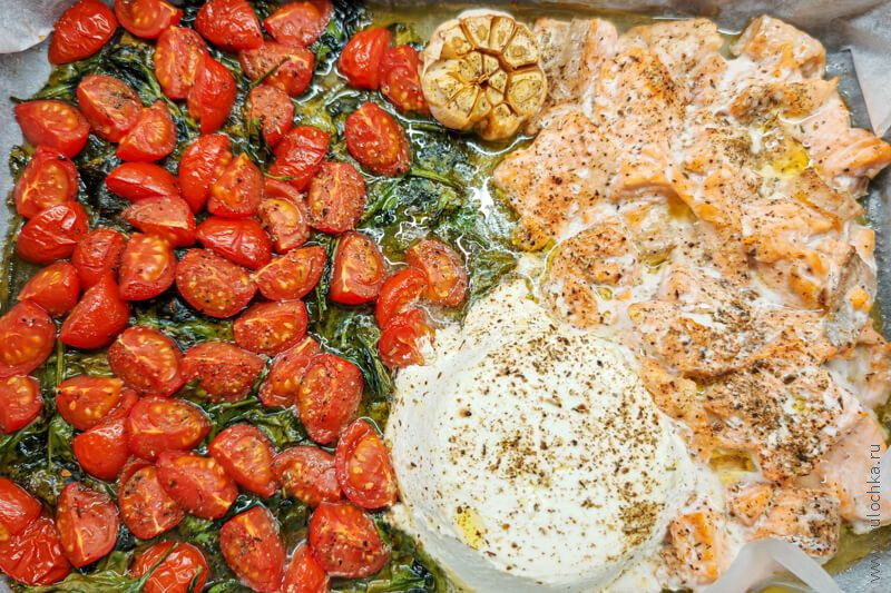 Паста с запеченной сёмгой, шпинатом и сливочным сыром — запечённые ингредиенты готовы для следующего шага рецепта