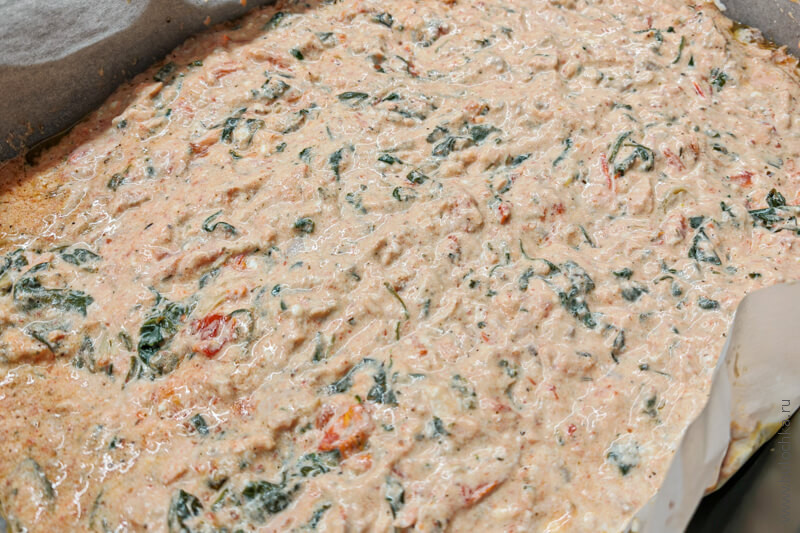 Паста с запеченной сёмгой, шпинатом и сливочным сыром — размягчаем запечённые ингредиенты при помощи вилки и перемешиваем