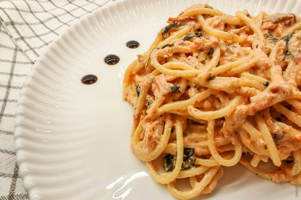 Паста с запечённой семгой, шпинатом, черри и сливочным сыром