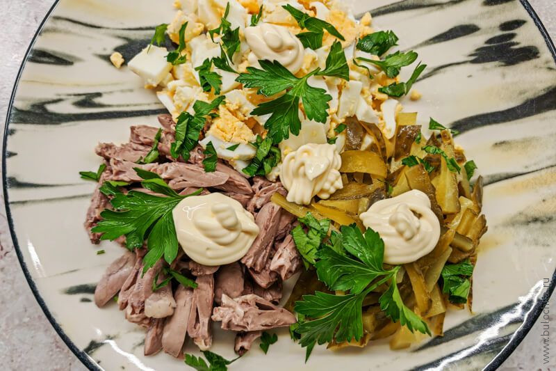 Салат с куриными сердечками и маринованным огурцом — вид готового блюда