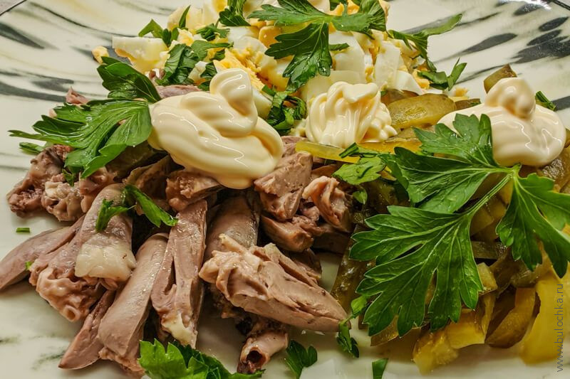 Салат с куриными сердечками и маринованным огурцом — простой рецепт