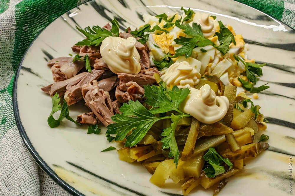 Салат с куриными сердечками и маринованным огурцом