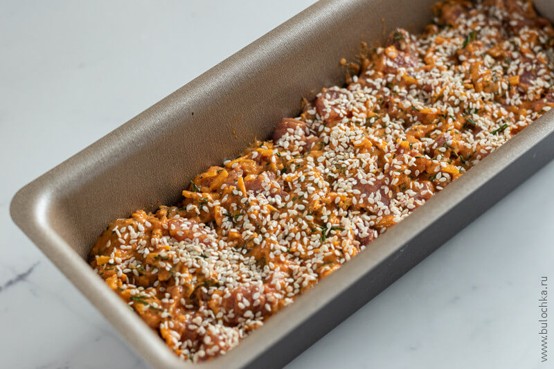 Мясной кекс из курицы или идейки с сыром — перекладываем в форму для кексов и посыпаем кунжутом