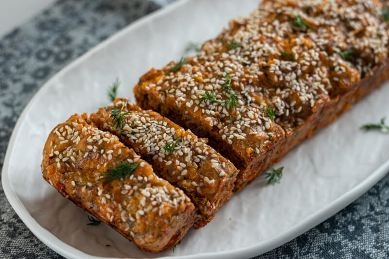 Мясной кекс из курицы или идейки с сыром — посыпаем готовый кекс укропом или зеленью