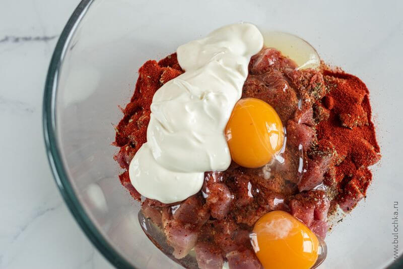 Мясной кекс из курицы или идейки с сыром — смешиваем майонез и сметану и добавляем к остальным ингредиентам рецепта